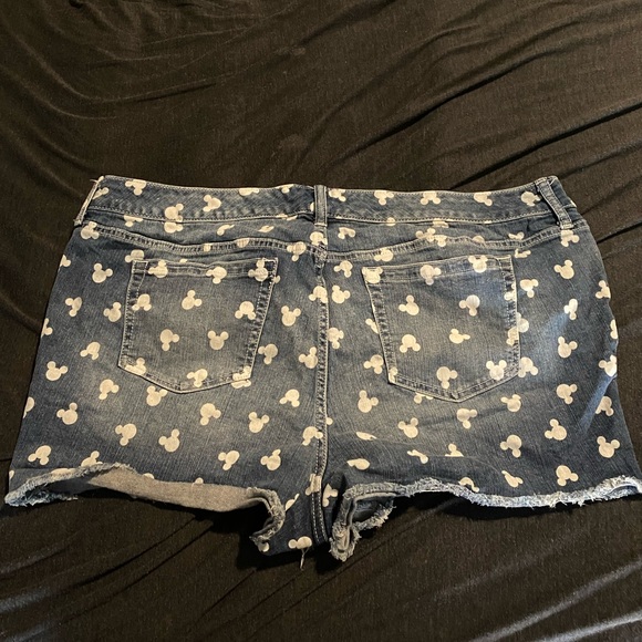 Disney Shorts (22) - Picture 2 of 3
